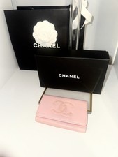 Portachiavi e carte Chanel in